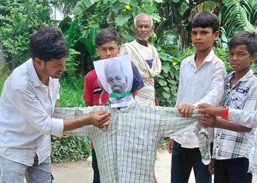 अनुसूचित जाति आरक्षण में वर्गीकरण मामलें में जीतन राम मांझी का पुतला दहन